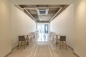 노출천장과 테라조가 어우러진 트렌디 카페 홀